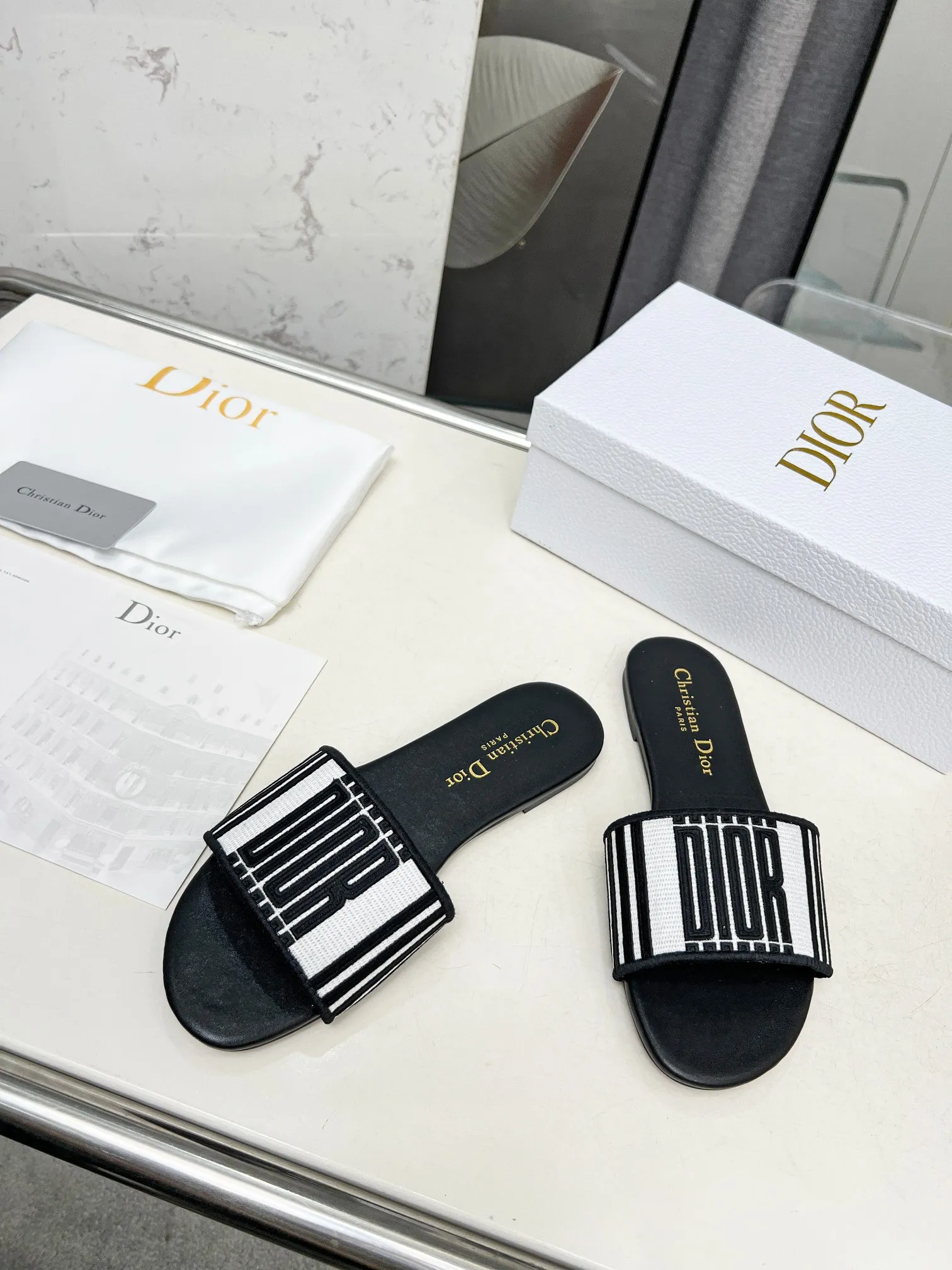 👟👟Ex-factory price 280👟👟 Genuine leather sole +30 CD•Dior women's presbyopic embroidered leather sole slippers Christian Dior has always been synonymous with magnificence and elegance, and has always been at the top of the fashion palace👍 What is particularly worth mentioning is: the embroidered ✨ pattern on the sole reproduces one of the cherished symbols of Christian Dior✅ More than a hundred colors to choose from ◽️️Upper: Selected top-quality embroidered cotton ◽️Inner lining: imported sheepskin ◽Number 35-40 (customized at 41.42.43)